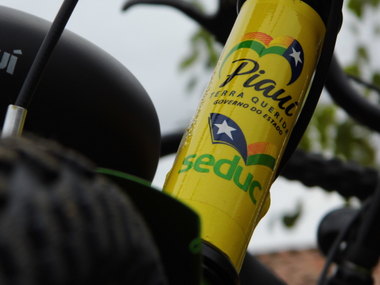 Prefeito Airton Veloso e secretária municipal de Educação, fazem entrega de bicicletas do programa pedala Piauí