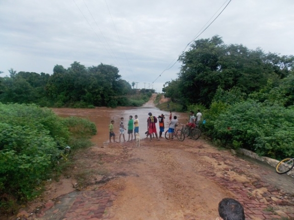 Jovens se arriscam ao tomar banho nas enchentes de riachos em Canavieira - Imagem 7