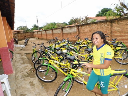 Prefeito Airton Veloso e secretária municipal de Educação, fazem entrega de bicicletas do programa pedala Piauí - Imagem 2