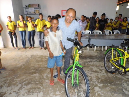 Prefeito Airton Veloso e secretária municipal de Educação, fazem entrega de bicicletas do programa pedala Piauí - Imagem 8