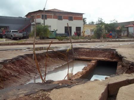 Parte da Avenida Jaime Rios continua interditada e vereador cobra providências