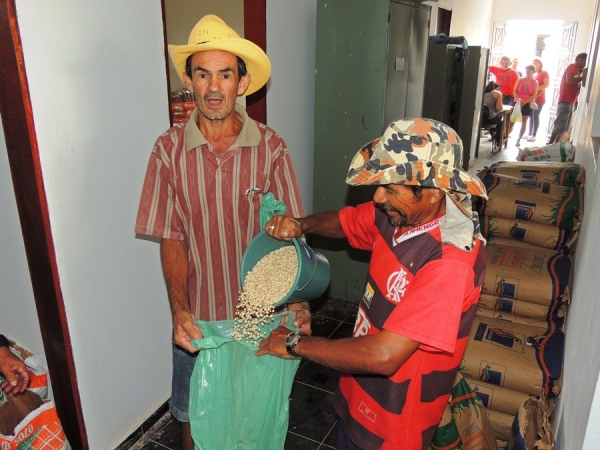 Prefeitura de Milton Brandão distribui sementes para agricultores - Imagem 5