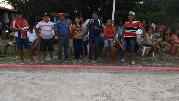 Na comunidade Panela Prefeito Zé Henrique inaugura quadra de areia com iluminação  - Imagem 15
