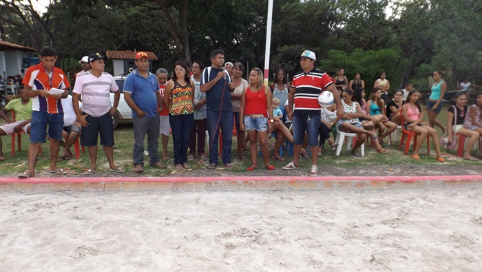 Na comunidade Panela Prefeito Zé Henrique inaugura quadra de areia com iluminação 