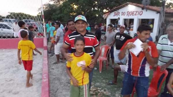 Na comunidade Panela Prefeito Zé Henrique inaugura quadra de areia com iluminação  - Imagem 6