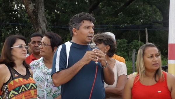 Na comunidade Panela Prefeito Zé Henrique inaugura quadra de areia com iluminação  - Imagem 14