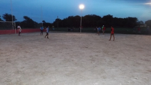 Na comunidade Panela Prefeito Zé Henrique inaugura quadra de areia com iluminação  - Imagem 5