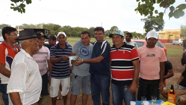 Na comunidade Panela Prefeito Zé Henrique inaugura quadra de areia com iluminação  - Imagem 1