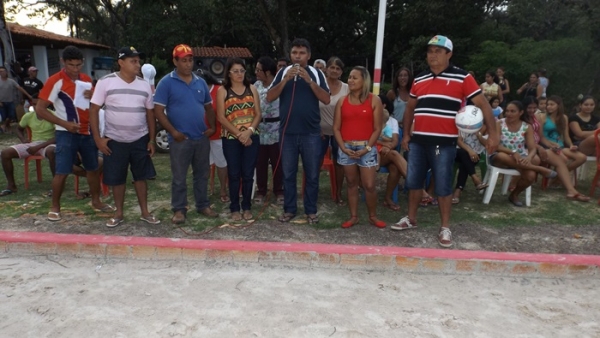Na comunidade Panela Prefeito Zé Henrique inaugura quadra de areia com iluminação  - Imagem 17