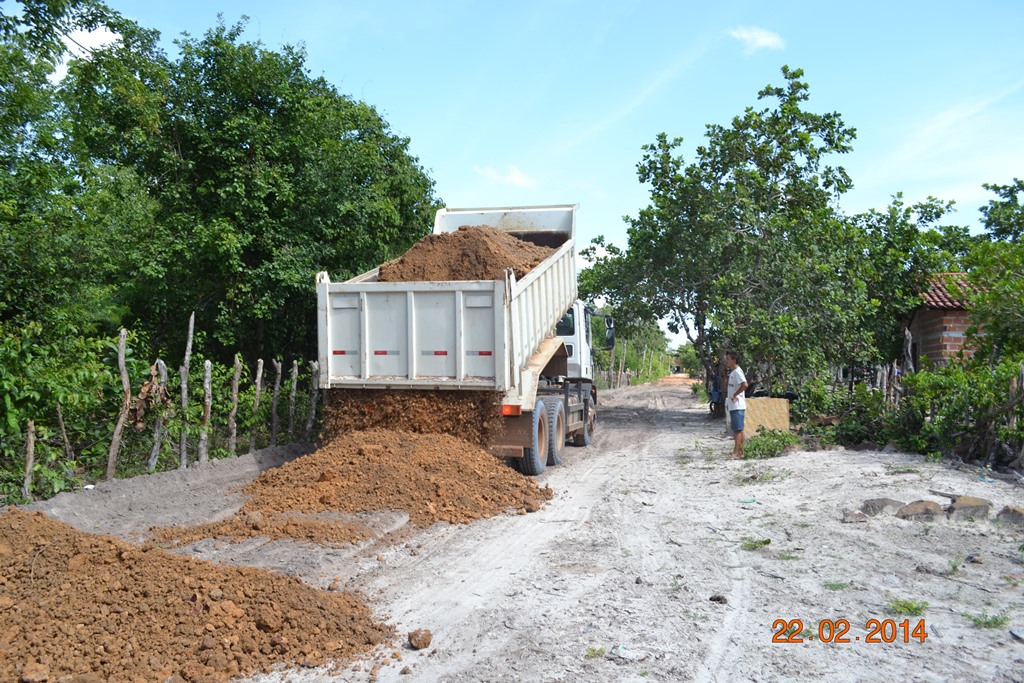 Prefeitura conserta  ruas da cidade de Boa Hora