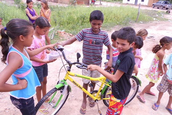 Prefeita  Claudia lobo inicia entrega  de Bicicletas para alunos do município de currais - Imagem 19