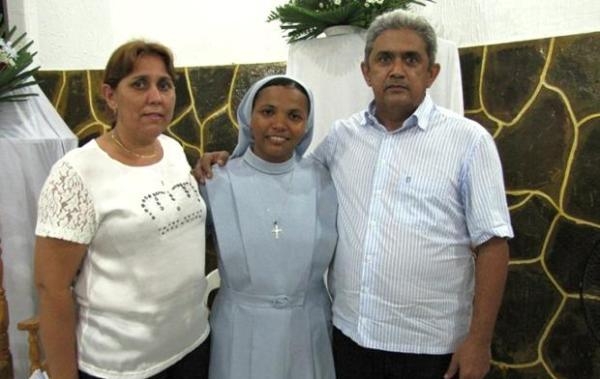 Fiéis  assistem Celebração Eucarística de Consagração da Irmã Laura - Imagem 2