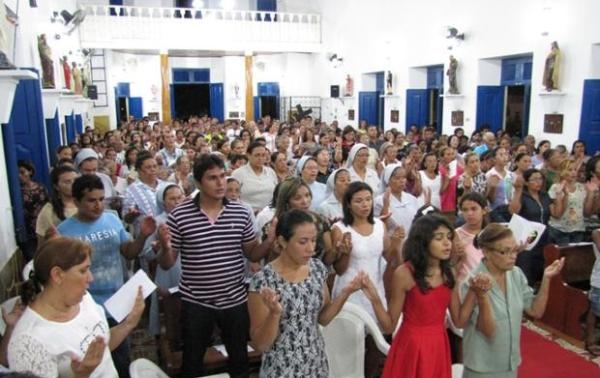 Fiéis  assistem Celebração Eucarística de Consagração da Irmã Laura - Imagem 1