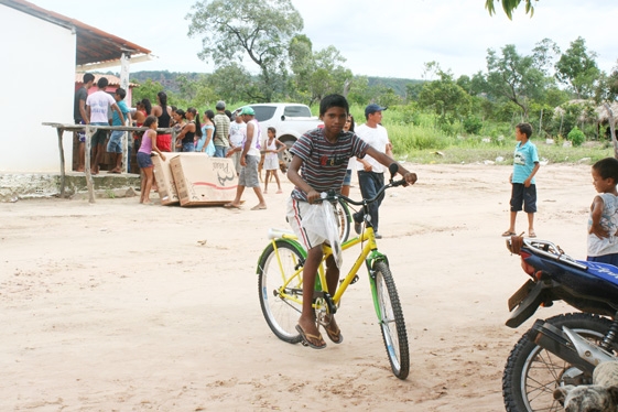 Prefeita  Claudia lobo inicia entrega  de Bicicletas para alunos do município de currais - Imagem 5