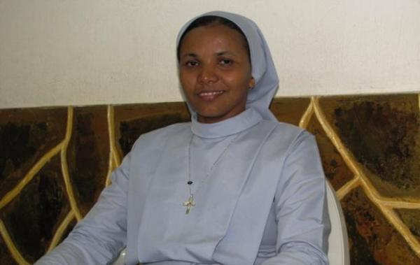 Fiéis  assistem Celebração Eucarística de Consagração da Irmã Laura