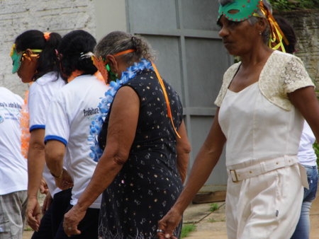 Encontro de dois grupos da melhor idade, termina em carnaval - Imagem 19