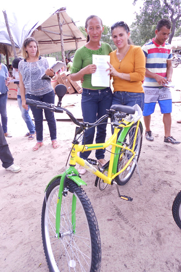 Prefeita  Claudia lobo inicia entrega  de Bicicletas para alunos do município de currais