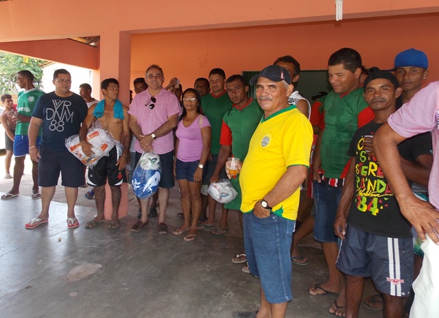 Prefeito Bernildo Val distribui material esportivo na zona rural de Buriti dos Lopes