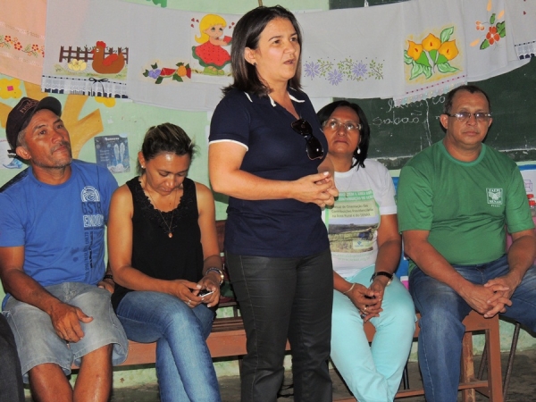 Prefeita Neuma Café participa de reunião na comunidade Vitória - Imagem 7