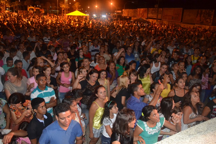 Felipão faz show gospel e atrai multidão