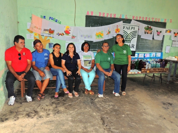 Prefeita Neuma Café participa de reunião na comunidade Vitória - Imagem 9