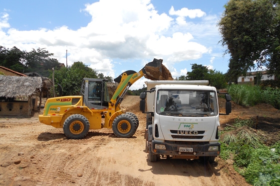 Prefeita Claudia lobo iniciou  Recuperação das  estrada do Para  Batins - Imagem 4