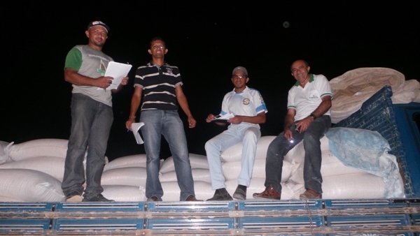 Prefeitura de Pimenteiras e Conab distribuem milho a agricultores - Imagem 1