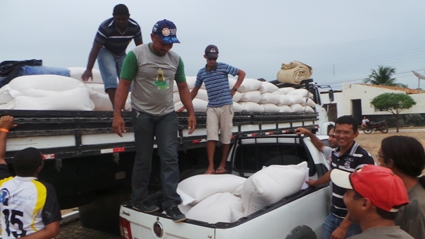 Prefeitura de Pimenteiras e Conab distribuem milho a agricultores - Imagem 4