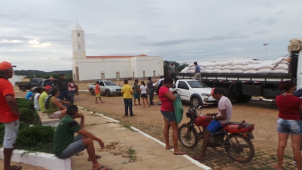 Prefeitura de Pimenteiras e Conab distribuem milho a agricultores - Imagem 5