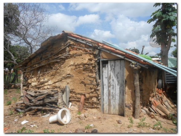 Marinete Simão da Silva vive com dois filhos e três netos em condições Subumanas  - Imagem 12