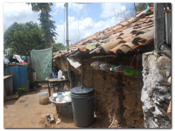 Marinete Simão da Silva vive com dois filhos e três netos em condições Subumanas  - Imagem 15