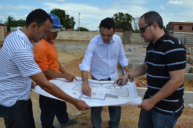 Prefeito vistoria obra da UBS do Alto Sertanejo