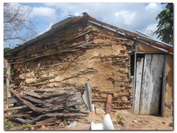 Marinete Simão da Silva vive com dois filhos e três netos em condições Subumanas  - Imagem 13