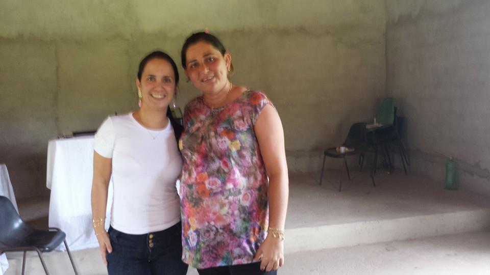 Palestra sobre aleitamento materno com gestantes e familiares.