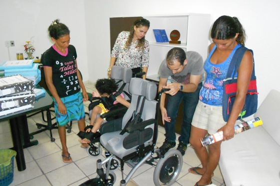prefeita Claudia Lobo entrega cadeira de  Roda para Criança com necessidade especiais - Imagem 2