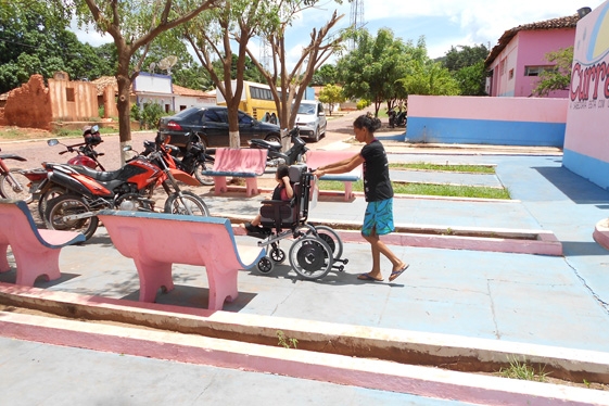 prefeita Claudia Lobo entrega cadeira de  Roda para Criança com necessidade especiais - Imagem 1