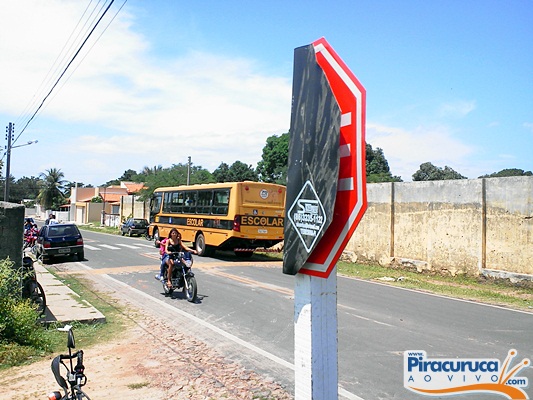 Novas placas de sinalização de trânsito são alvo de vandalismo em Piracuruca