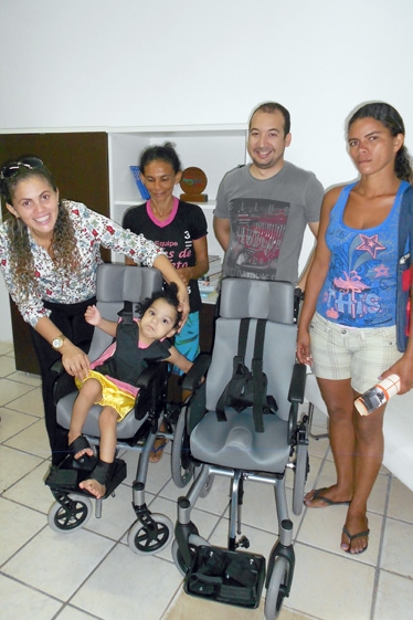 prefeita Claudia Lobo entrega cadeira de  Roda para Criança com necessidade especiais - Imagem 3