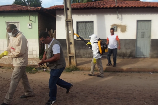 Agentes de Endemias fazem trabalho de borrifação contra a dengue no Bairro Batista de Amorim