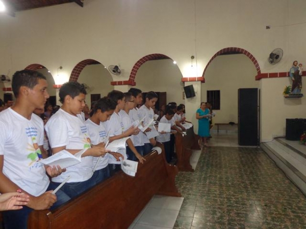 26 Crianças recebem o sacramento da primeira comunhão. - Imagem 1