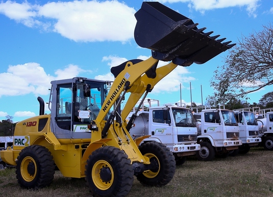 Município recebe Pá Carregadeira do Programa de Aceleração do Crescimento