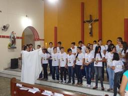 26 Crianças recebem o sacramento da primeira comunhão.