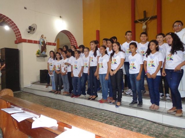 26 Crianças recebem o sacramento da primeira comunhão. - Imagem 2