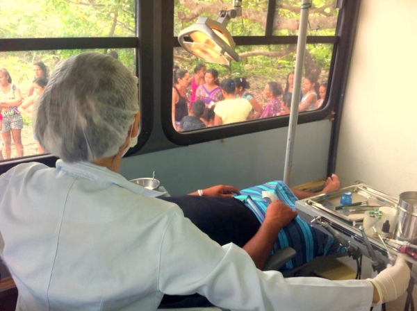 Prefeito Edílson Capote acompanha ônibus do Projeto Prefeitura na Comunidade - Imagem 7