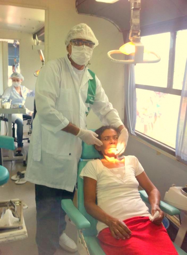 Prefeito Edílson Capote acompanha ônibus do Projeto Prefeitura na Comunidade - Imagem 3