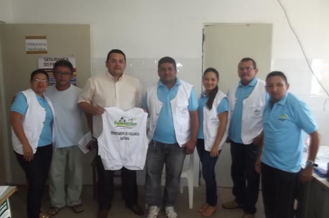 Prefeitura de Esperantina faz a entrega de uniformes para servidores da Vigilância Sanitáriaâ€