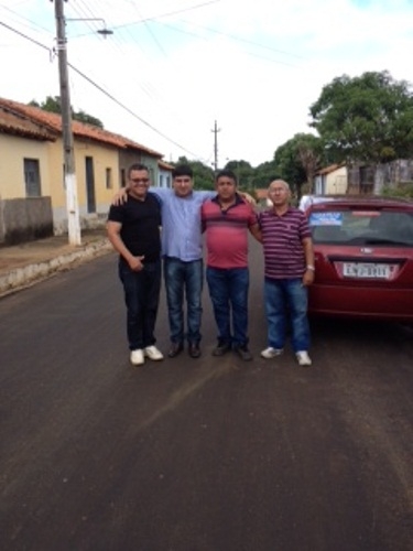 Povo do bairro faz festa com a chegada do asfalto - Imagem 1