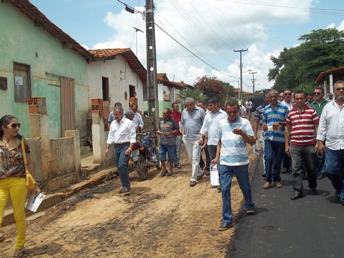 Povo do bairro faz festa com a chegada do asfalto
