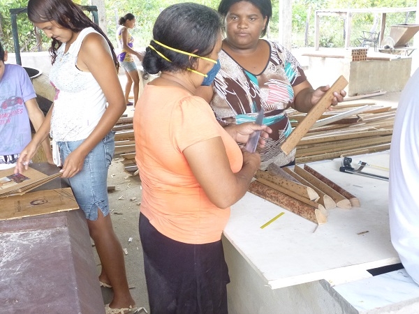 Moradores da Comunidade Estiva participam de Curso de Artesanato com talo de buriti  - Imagem 2
