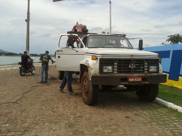 Ruas e avenidas são novamente sinalizadas com placas. - Imagem 1